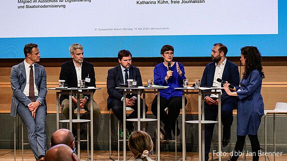 Das Foto zeigt das Panel des Abends (von links): Marco Breit, Dr. Alexander Schellong, Tyson Barker, Anna Lührmann, Johannes Schraps und Moderatorin Katharina Kühn.