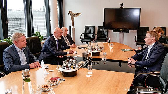 Das Foto zeigt Kai Tellkamp, Volker Geyer und Heini Schmitt im Gespräch mit Daniel Günther.