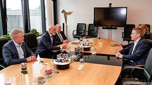 Das Foto zeigt Kai Tellkamp, Volker Geyer und Heini Schmitt im Gespräch mit Daniel Günther.