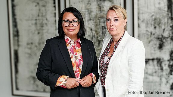 Das Foto zeigt Milanie Kreutz und Sandra Schäfer.
