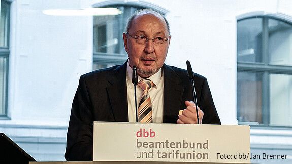 Beamtenversorgung: Debatte muss sich an Fakten orientieren Das Foto zeigt Heini Schmitt, stv. Bundesvorsitzender und Fachvorstand Beamtenpolitik des dbb, am Rednerpult.