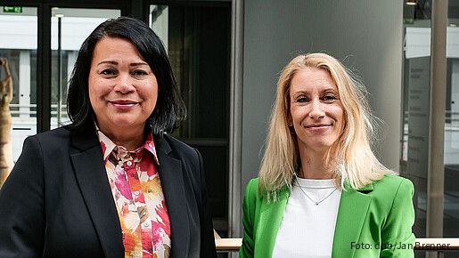 Das Foto zeigt Milanie Kreutz, Vorsitzende der dbb bundesfrauenvertretung und stellvertretende dbb Bundesvorsitzende, und ihre Stellvertreterin Tanja Küsgens.