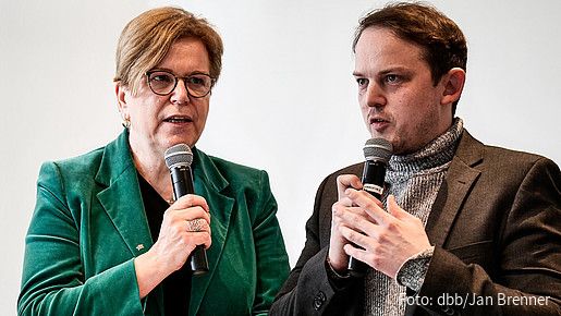 Foto zum Thema "Jugendarbeitslosigkeit in Europa": Zu sehen sind die Europapolitiker*innen Gabriele Bischoff (SPD) und Erik Marquardt (Grüne) auf dem Podium der dbb jugend. Beide haben ein Mikrofon in der Hand.