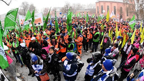 3.000 Beschäftigte demonstrieren in Mainz Tarif, Volker Geyer, öffentlicher Dienst, Daseinsvorsorge, Mainz, Rheinland-Pfalz, Wettbewerb, Personal, Beschäftigte, Nachwuchsgewinnung, Fachkräfte, Einkommen, Lohn, Gehalt, Entgelt, Warnstreik, Demonstration, Fachkräftemangel, Personalmangel, Auszubildende, Azubis, Jugend, Ausbildung