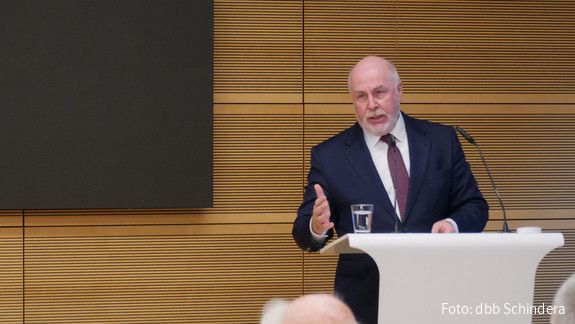 Ulrich Silberbach spricht auf der 50-Jahres-Feier des vhw Ulrich Silberbach spricht auf der 50-Jahres-Feier des vhw