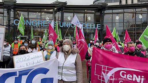 Demonstrierende Landesbeschäftigte in Celle