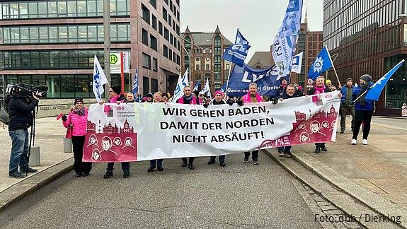 Eine Gruppe Menschen protestiert auf einem öffentlichen Platz.