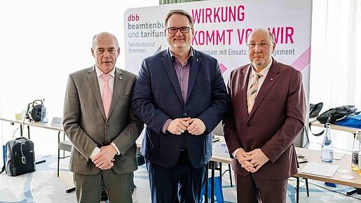 Das Foto zeigt Olaf Wietschorke, Vorsitzender dbb bremen, Bürgermeister und Finanzsenator Björn Fecker und Heini Schmitt, Fachvorstand Beamtenpolitik und stellvertretender Vorsitzender des dbb.