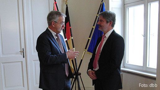 Gespräch zwischen Brandenburgs Innnenminister Holzschuher dem dbb Fachvorstand Tarifpolitik Willi Russ