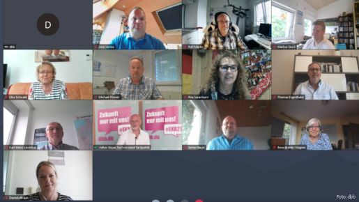 Ein Screenshot einer digitalen Konferenz. Auf der Bildschirmaufnahme sieht man 12 verschiedene Menschen, die an der Konferenz teilnehmen. 