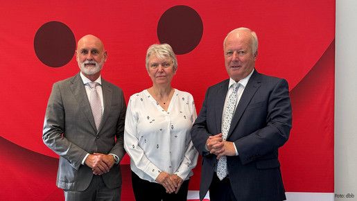 Das Foto zeigt dbb Chef Volker Geyer, Doris Barnett und Peter Weiß.