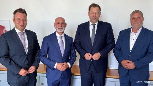 Von links: Thomas Liebel (BDZ Deutsche Zoll- und Finanzgewerkschaft), Volker Geyer (dbb), Bundesfinanzminister Lars Klingbeil (SPD), Heiko Teggatz (Deutsche Polizeigewerkschaft).