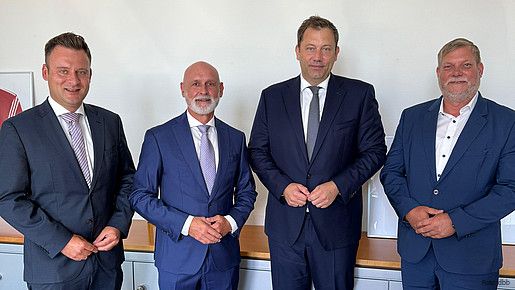 Von links: Thomas Liebel (BDZ Deutsche Zoll- und Finanzgewerkschaft), Volker Geyer (dbb), Bundesfinanzminister Lars Klingbeil (SPD), Heiko Teggatz (Deutsche Polizeigewerkschaft).