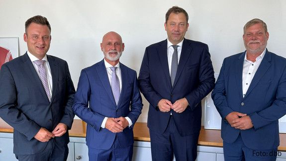 Gespräch mit Bundesfinanzminister Lars Klingbeil Von links: Thomas Liebel (BDZ Deutsche Zoll- und Finanzgewerkschaft), Volker Geyer (dbb), Bundesfinanzminister Lars Klingbeil (SPD), Heiko Teggatz (Deutsche Polizeigewerkschaft).