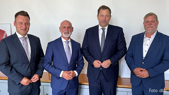 Von links: Thomas Liebel (BDZ Deutsche Zoll- und Finanzgewerkschaft), Volker Geyer (dbb), Bundesfinanzminister Lars Klingbeil (SPD), Heiko Teggatz (Deutsche Polizeigewerkschaft).