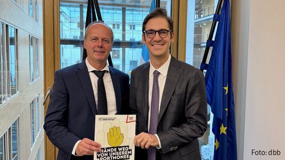 Gesundheitspolitisches Gespräch Das Foto zeigt Maik Wagner, stellvertretender Bundesvorsitzender des dbb, und Dr. Stefan Pilsinger (MdB), der die CDU/CSU-Bundestagsfraktion im Gesundheitsausschuss des Deutschen Bundestages vertritt.