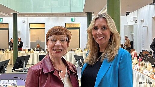 Susanne Lin-Klitzing, Vorsitzende der dbb Fachkommission Schule, Bildung und Wissenschaft, und die Bayerns Kultusministerin Anna Stolz, derzeit Präsidentin der Kultusministerkonferenz (KMK).