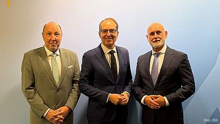 Bundesinnenminister Alxander Dobrindt mit dbb-Chef Volker Geyer (rechts) und Heini Schmitt, dem dbb-Fachvorstand Beamtenpolitik (links)