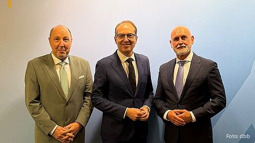 Bundesinnenminister Alxander Dobrindt mit dbb-Chef Volker Geyer (rechts) und Heini Schmitt, dem dbb-Fachvorstand Beamtenpolitik (links)