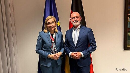 Nina Warken, Chefin des Bundeskanzleramtes, und dbb-Chef Volker Geyer