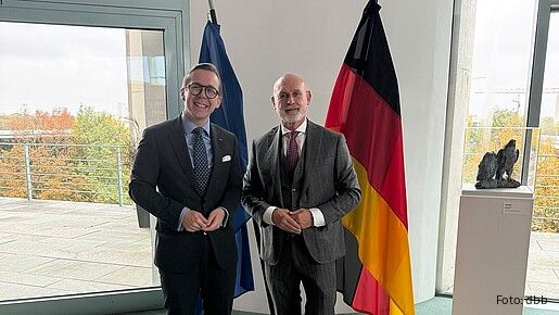 Philipp Amthor (links) und Volker Geyer stehen nebeneinander vor der Europa- und der Deutschlandflagge im Bundeskanzleramt.