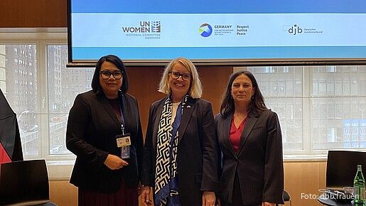 Gruppenfoto von drei Frauen auf einer Bühne