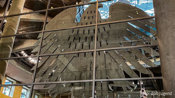 Der an Fenstern angebrachter Bundesadler im Sitzungssaal des Reichtags