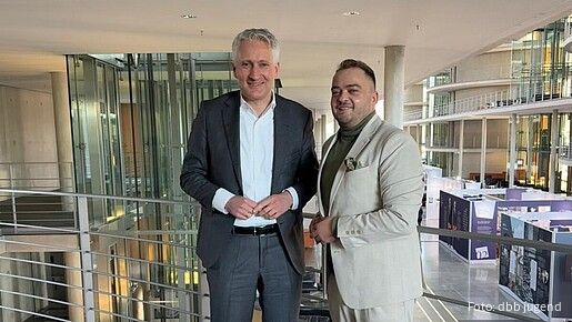 Fandrejewski fordert mehr Flexibilität Das Foto zeigt den Bundestagsabgeordneten Hansjörg Durz (CSU) und Matthäus Fandrejewski, Vorsitzender der dbb jugend.