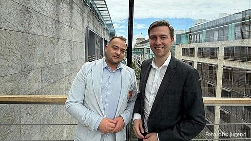 Das Foto zeigt  Matthäus Fandrejewski, Vorsitzender der dbb jugend, und den CDU-Politiker Frederick Bouffier.