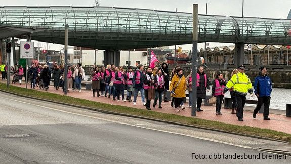Das Foto zeigt den dbb Protestzug in Bremerhaven am 24.02.2025.