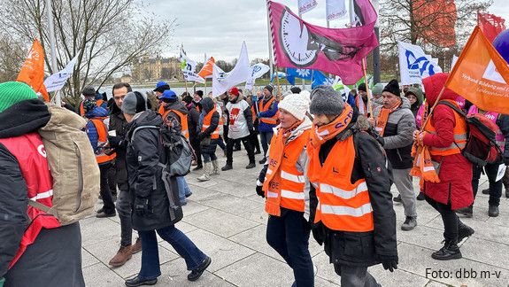 Warnstreik in Schwerin 2 000 Menschen nutzten die Demonstration, um auf die Bedeutung des öffentlichen Dienstes für die Gesellschaft aufmerksam zu machen.