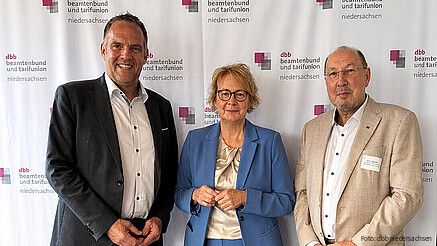 Das Gruppenfoto zeigt Alexander Zimbehl, Landesvorsitzender dbb niedersachsen, Daniela Behrens, Innenministerin Niedersachsen, und Heini Schmitt, stellvertretender Vorsitzender und Fachvorstand Beamtenpolitik des dbb (von links).