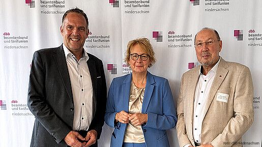 Das Gruppenfoto zeigt Alexander Zimbehl, Landesvorsitzender dbb niedersachsen, Daniela Behrens, Innenministerin Niedersachsen, und Heini Schmitt, stellvertretender Vorsitzender und Fachvorstand Beamtenpolitik des dbb (von links).