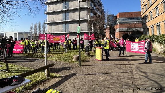 Einkommensrunde 2023 bei Bund und Kommunen: Protest in Saarbrücken Einkommensrunde 2023 bei Bund und Kommunen: Protest in Saarbrücken