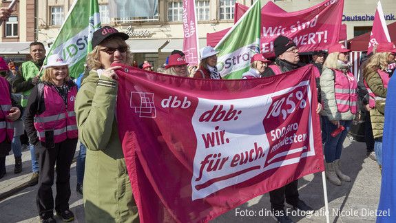 Fulda, Demonstration, Tarif, Beamte, öffentlicher Dienst, Bezahlung, Inflation, Lohn, Entgelt, Lebenshaltungskosten, Hessen, Ausbildung, Praktikant, Volker Geyer, Heini Schmitt, Vergütung, Bundesländer, Föderalismus, Personalmangel, Fachkräfte