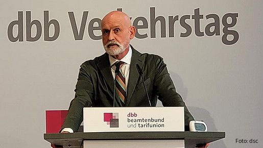 Das Foto zeigt dbb Vize Volker Geyer am Rednerpult.