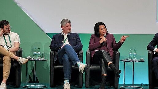 Das Foto zeigt Milanie Kreutz, stellvertretende Vorsitzende des dbb, während der Podiumsdiskussion.