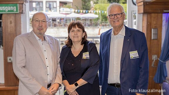 Das Gruppenfoto zeigt den stellvertretenden dbb-Bundesvorsitzender und Fachvorstand Beamtenpolitik Heini Schmitt und die Bundesvorsitzenden der Deutschen Justiz-Gewerkschaft Beatrix Schulze und Klaus Plattes (von links).