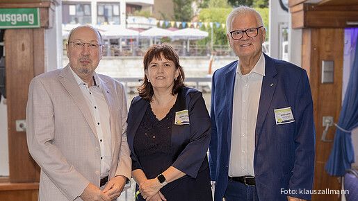 Das Gruppenfoto zeigt den stellvertretenden dbb-Bundesvorsitzender und Fachvorstand Beamtenpolitik Heini Schmitt und die Bundesvorsitzenden der Deutschen Justiz-Gewerkschaft Beatrix Schulze und Klaus Plattes (von links).