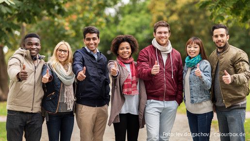 Mitbestimmung muss für jeden möglich sein. Junge Menschen halten den Daumen nach oben