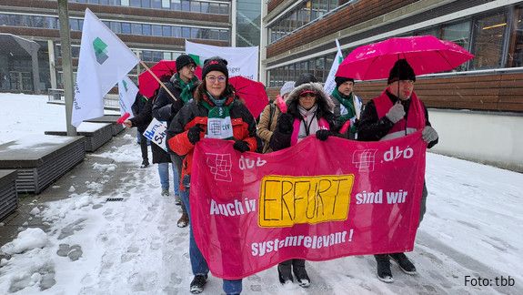 10,5 Prozent mehr Einkommen, mindestens jedoch 500 Euro – diese Forderung bekräftigen Beschäftigte des öffentlichen Dienstes in Thüringen. Einkommensrunde Länder, tbb, Tarifverhandlungen Länder, Demo Erfurt, Demo Leipzig