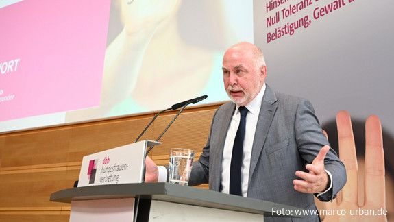 dbb Chef Ulrich Silberbach bei der 17. Frauenpolitischen Fachtagung der dbb frauen dbb Chef Ulrich Silberbach bei der 17. Frauenpolitischen Fachtagung der dbb frauen