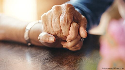 dbb Senioren zur Pfegereform Zwei berührende Hände auf einem Tisch