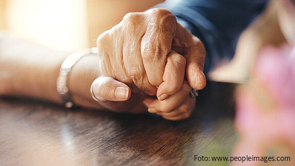 dbb Senioren zur Pfegereform Zwei berührende Hände auf einem Tisch